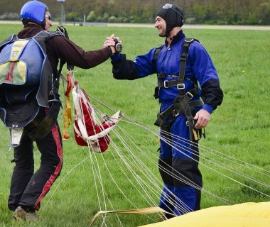 Parachutisme : les différents types de combinaisons